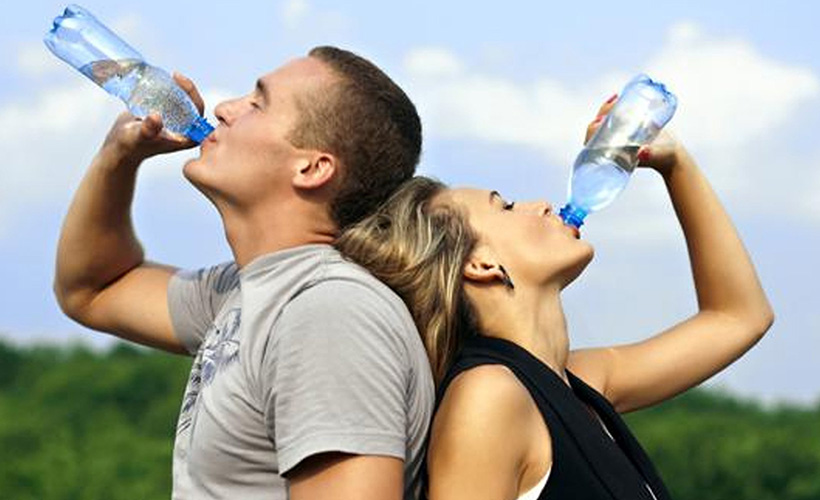 El agua mineral natural, una aliada para amantes del deporte